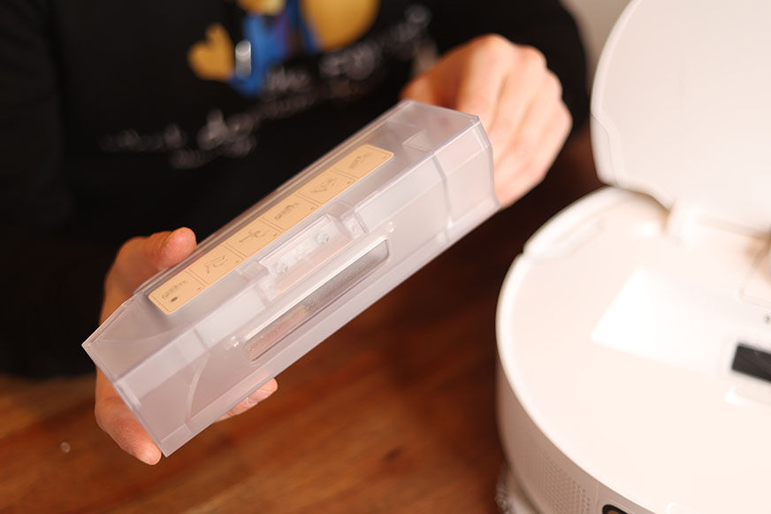 Мобильный пылесборник Dreame L10s Ultra держат в руках.